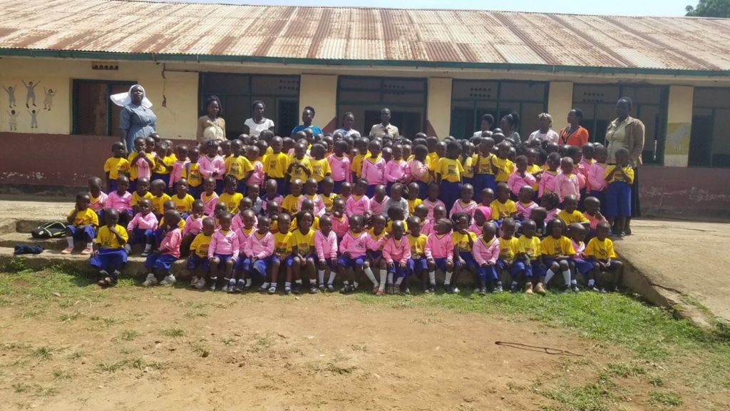 Kinder in Moyo vor Kita